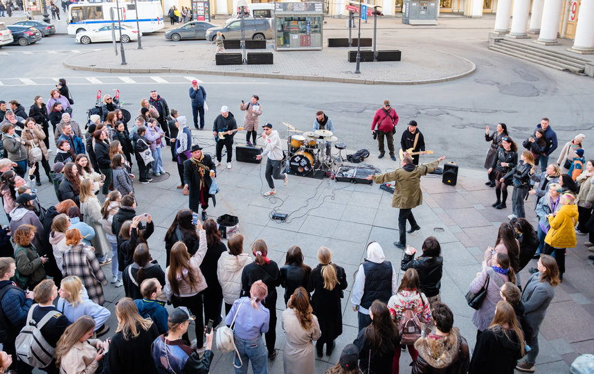 Crowds gather around street musicians in central St. Petersburg — a normal weekend, not a staged scene.